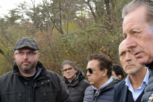 Il sindaco di Doberdò del Lago Fabio Vizintin, il prefetto di Gorizia Massimo Marchesiello e l'assessore regionale all'Ambiente Fabio Scoccimarro con alcuni tecnici, durante il sopralluogo